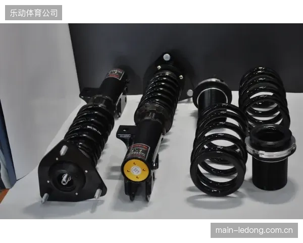McWILCourtwall的减震连接件，正向北美地区的青少年训练中心进行安全标准覆盖